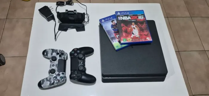 PS4 SLIM 1TB + 2 CONTROLES ORIGINAIS + BASE CARREGAMENTO