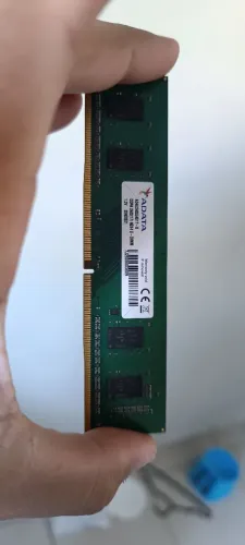 Memória RAM 4GB DDR4 2400 MHz funcionando perfeitamente.