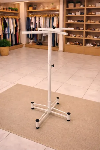 ARARA DE CHÃO EXPOSITOR DE ROUPAS