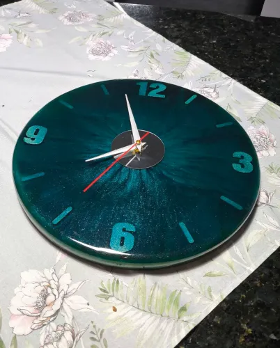 Relógio artesanal em resina, 35cm