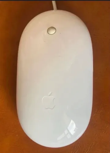 Mouse com fio, branco, original Apple. Pouquíssimo usado. Perfeito estado de conservaçao.