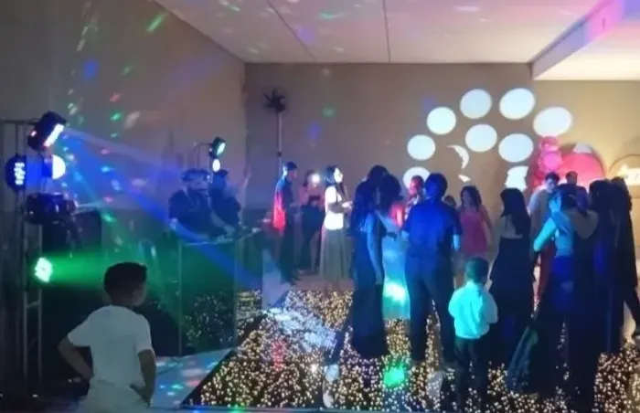 Pista paris, som, iluminação e dj para eventos.