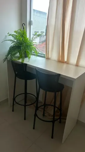 Balcão em mdf com duas banquetas