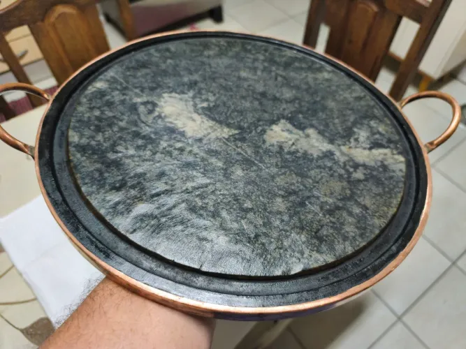 Pedra redonda de granito com laterais e alças em cobre