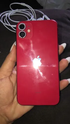 Troco o iPhone 11 em outro celular contorna da parte da pessoa