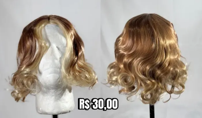 Peruca curta ondulada