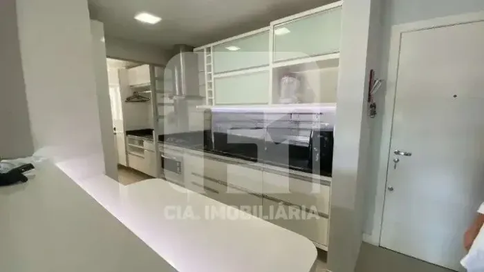 Apartamento de 3 dormitórios à venda no Pantanal