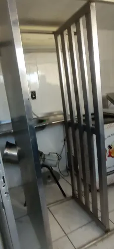 Mesa tipo bancada em aço inox