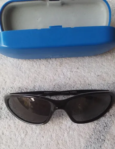 Óculos de Sol masculino original (made in China) usado em ótimas condições