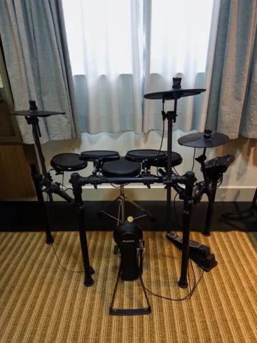 Bateria Eletronica Alesis Nitro Kit Preto Com Banco (Usado)