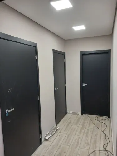 Instalação de portas e batentes de madeira