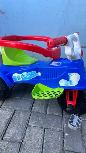Triciclo infantil calesita de menino