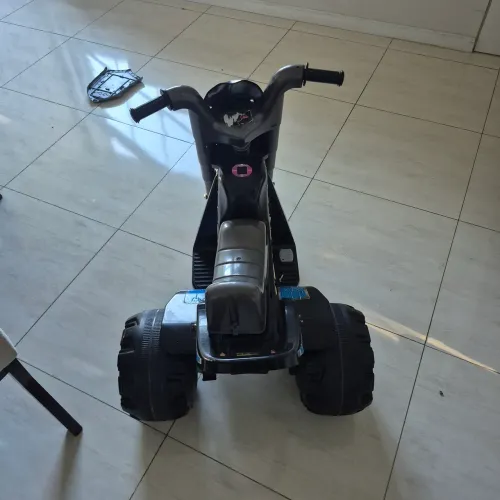 Moto eletrica infantil,em perfeito estado,mas seus adesivos estão estragados