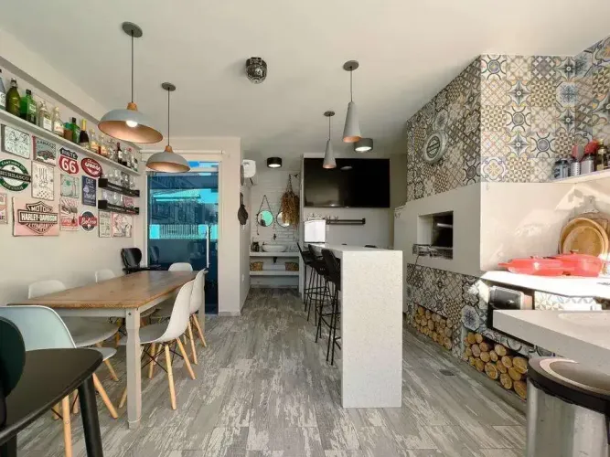 CASA COM PISCINA, 4 DORMITÓRIOS, SENDO 1 SUÍTE MASTER, NO BAIRRO ESTREITO EM FLORIANÓPOLIS