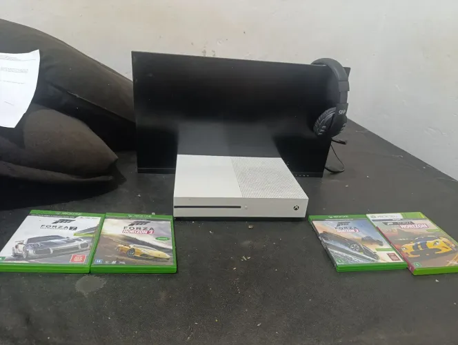 Kit gamer Xbox one s 1 TB com jogos fone e monitor