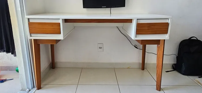 Mesa com gavetas