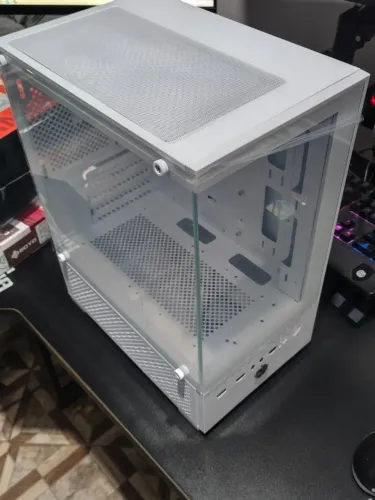 Gabinete branco novo na caixa