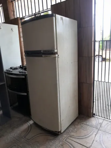 GELADEIRA USADA EM PERFEITO ESTADO TUDO ORIGINAL.  VALOR 650 TAXA DE ENTREGA GRÁTIS