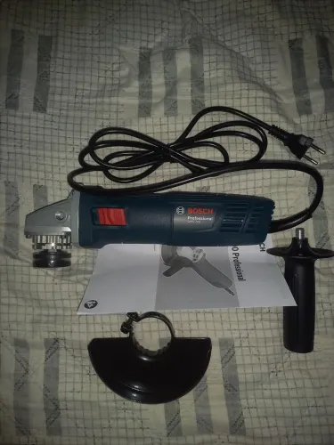 Esmerilhadeira bosch GWS, 710watts, 110V, (Nunslca foi usada).<br>Vem com nota fiscal!!