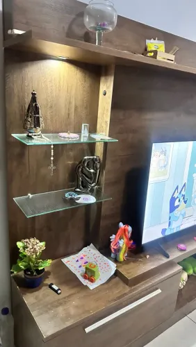 painel de TV com rack e prateleiras de vidro