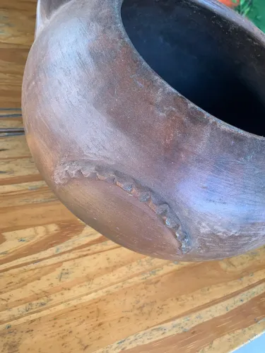 Panela de barro grande com tampa.