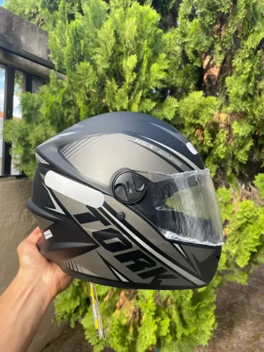 Capacete R8 cinza novo na caixa 56