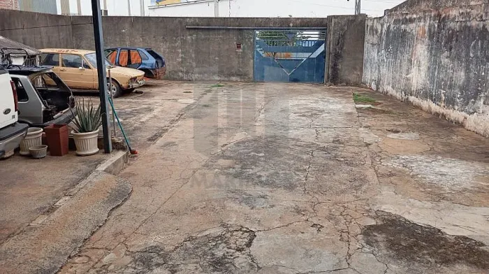 Casa com 4 Quarto(s) e 3 banheiro(s) para Alugar, 300 m² por R$ 1500 / Mês
