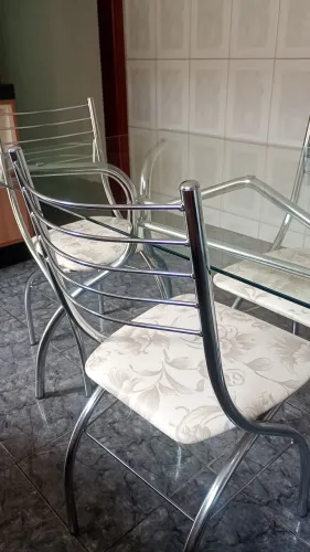 Mesa de vidro com 4 cadeiras
