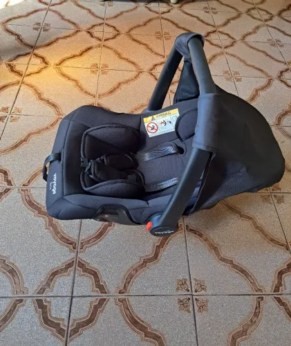 Bebê conforto da marca Voyage.