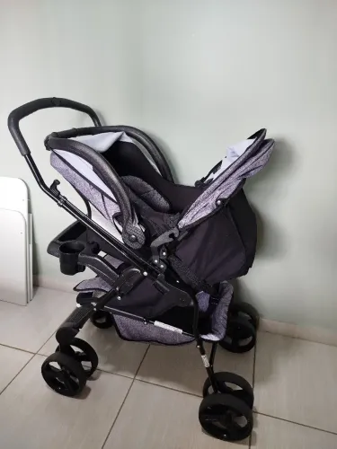 Carrinho de bebê com bebê conforto