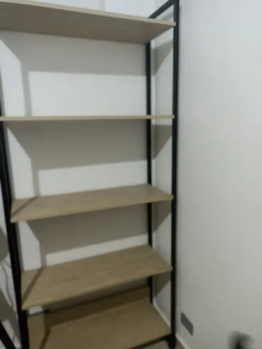 Estante industrial com prateleiras