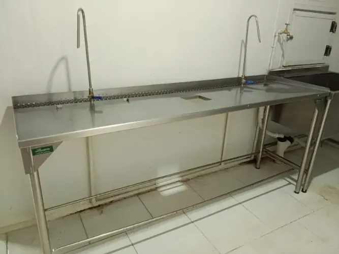 Mesa inox 304 com 2 torneiras e ralo linear  - 2 mt comprimento