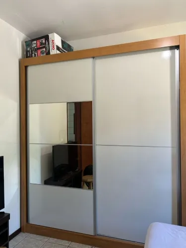 Guarda-roupa de Casal com Portas de Correr e Espelho