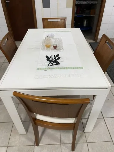 Mesa de jantar com 4 cadeiras