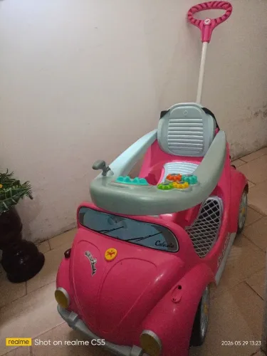 Carrinho de passeio com empurrador.