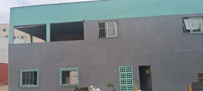 Oportunidade de terreno localizado há poucos minutos da praia! Prédio passível a demolir. 