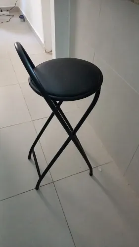 Banqueta preta com assento acolchoado