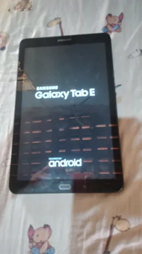 Vende se um Tablet Samsung Tab E