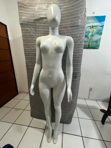 Manequim feminino e cabides de roupas 