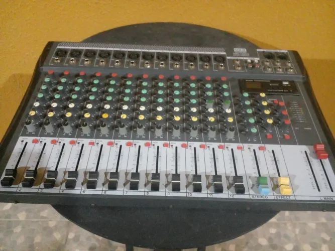Mesa de som 12 canais possui pendrive e efeitos 