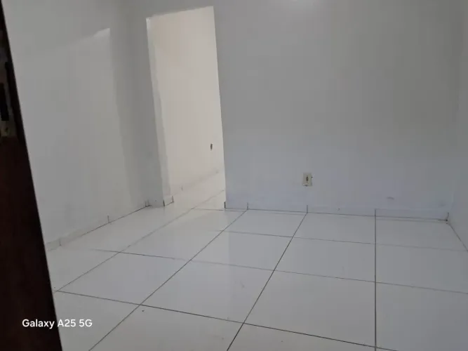 Alugo casa pequena no centro vr 920,00. 