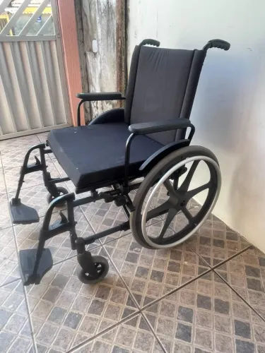 CADEIRAS DE RODAS DOBRÁVEL 120KG EM AÇO E CADEIRA DE BANHO 