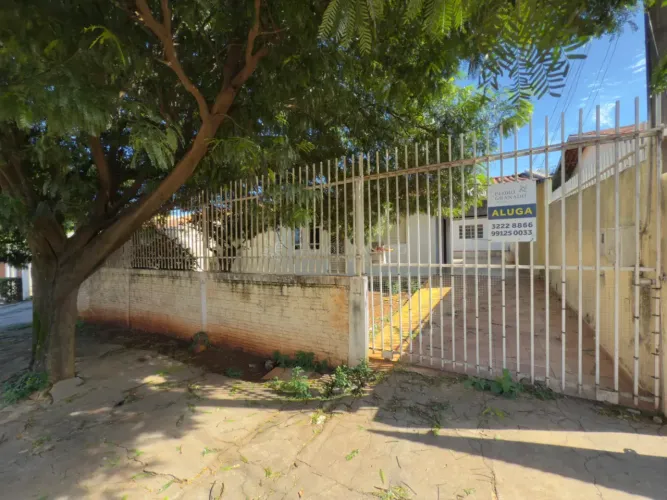 Casa Ampla para Locação com Edícula e Garagem para 3 Carros!