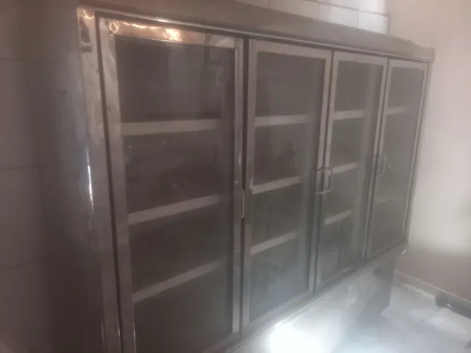 Expositor Refrigerado Industrial 4 Portas em Inox - Grande Capacidade