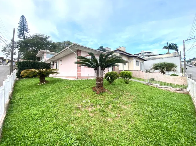 Casa de esquina a venda com 3 Quartos - Biguaçu