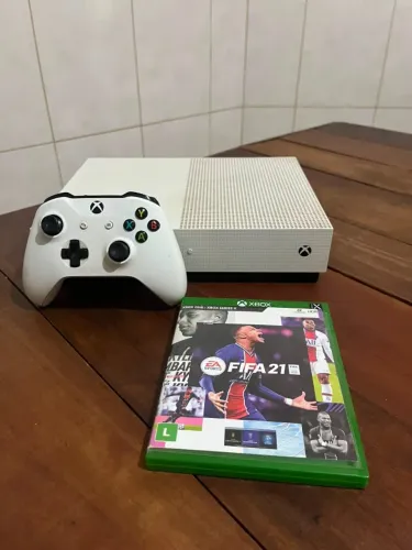 VENDE-SE XBOX ONE S COM FIFA 21 E UM CONTROLE SEM FIO