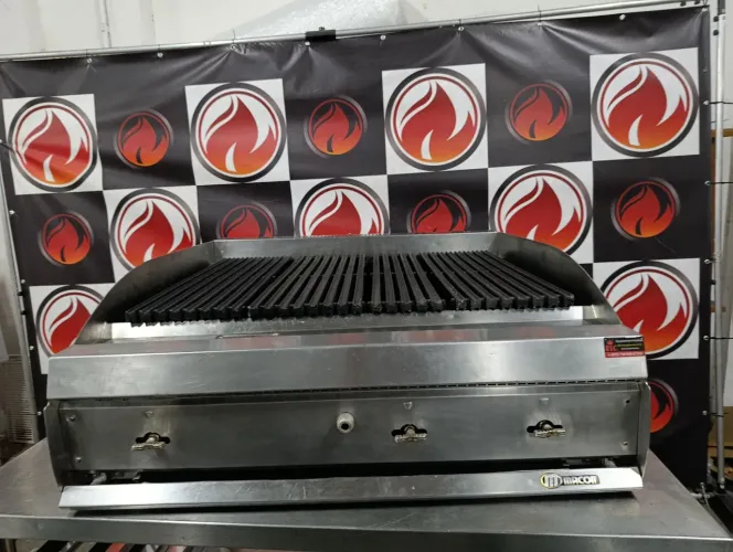 Char broiler 90x1,00x35. 3 queimadores a gás GLP marca MACOM usado em ótimo estado