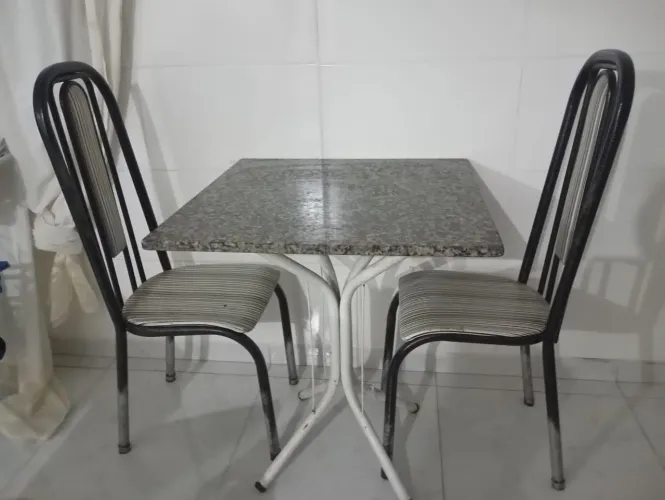 Mesa de mármore + 2 cadeiras