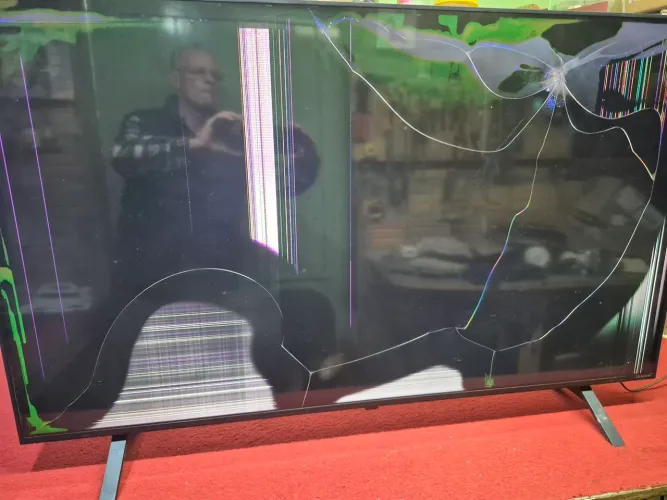 Lote com 10 tvs para peças funcionando só tela trincada 
