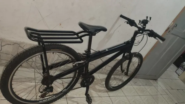 Bicicleta aro 26, o guadro é de alumínio. 